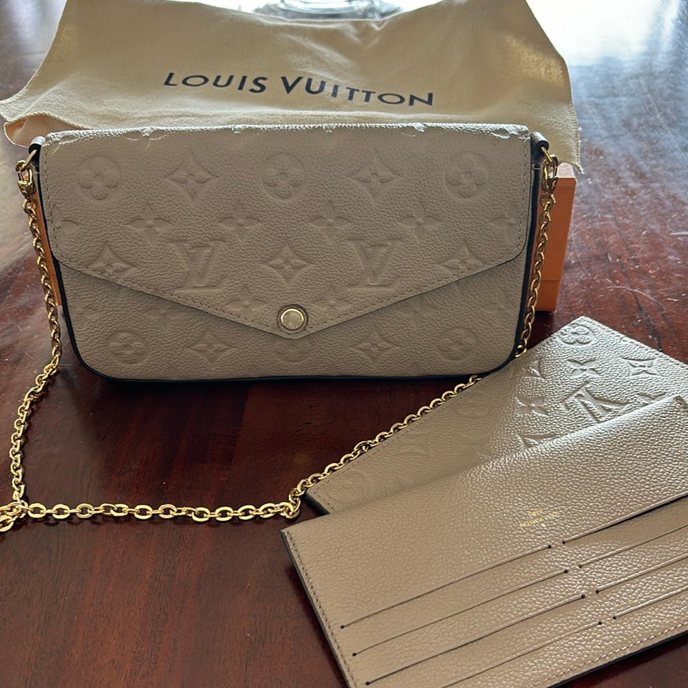 Authentic Louis Vuitton Pochette Felicie Turtle dove color. Like new